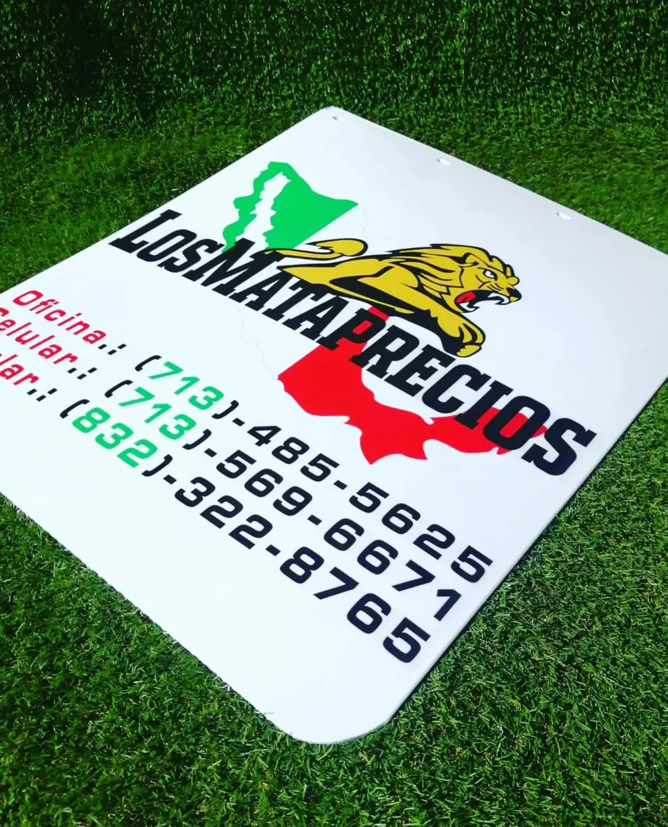Lodera blanca con logotipo de mapa y varios teléfonos