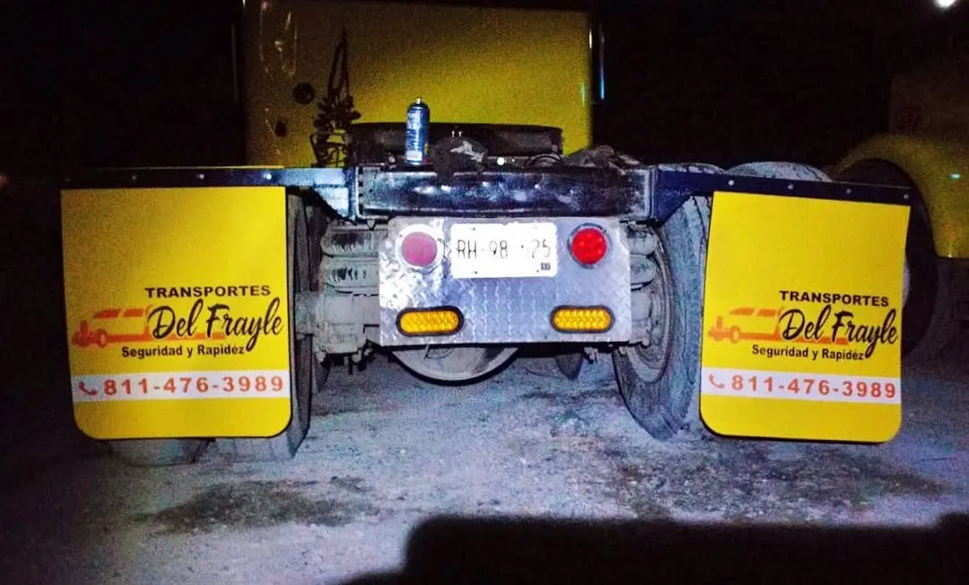 Loderas amarillas con logo instaladas en tractocamión
