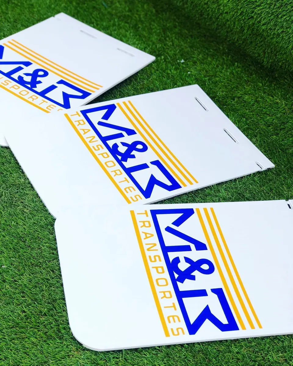 Loderas blancas con logotipo y franjas diagonales azul y amarillo
