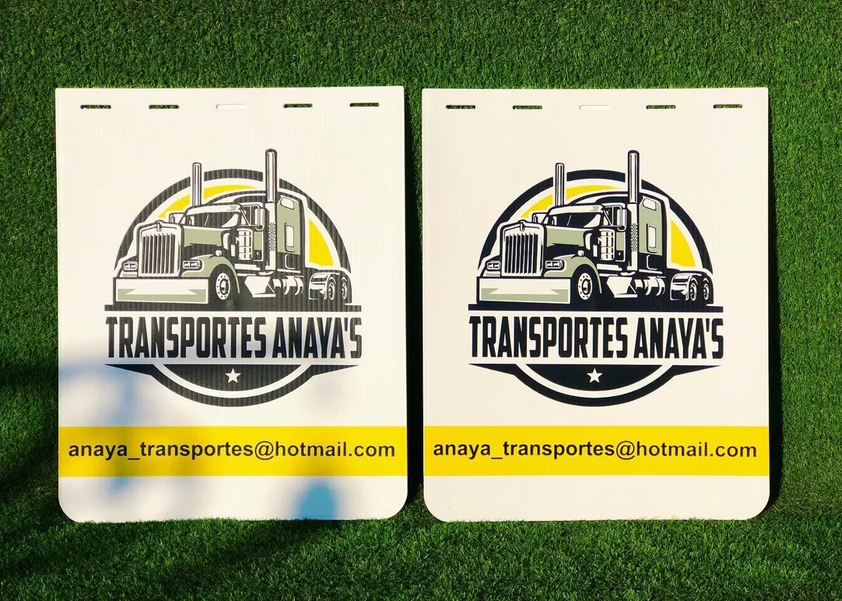 Loderas blancas de transportes con logo de camión y correo