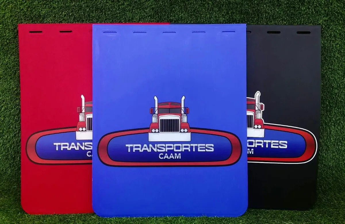 Loderas roja, azul y negra con el mismo logo de transportista