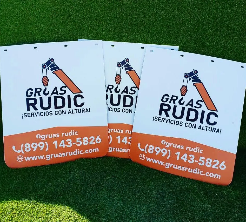 Tres loderas blancas para servicio de grúas con logo, teléfono y sitio web impresos