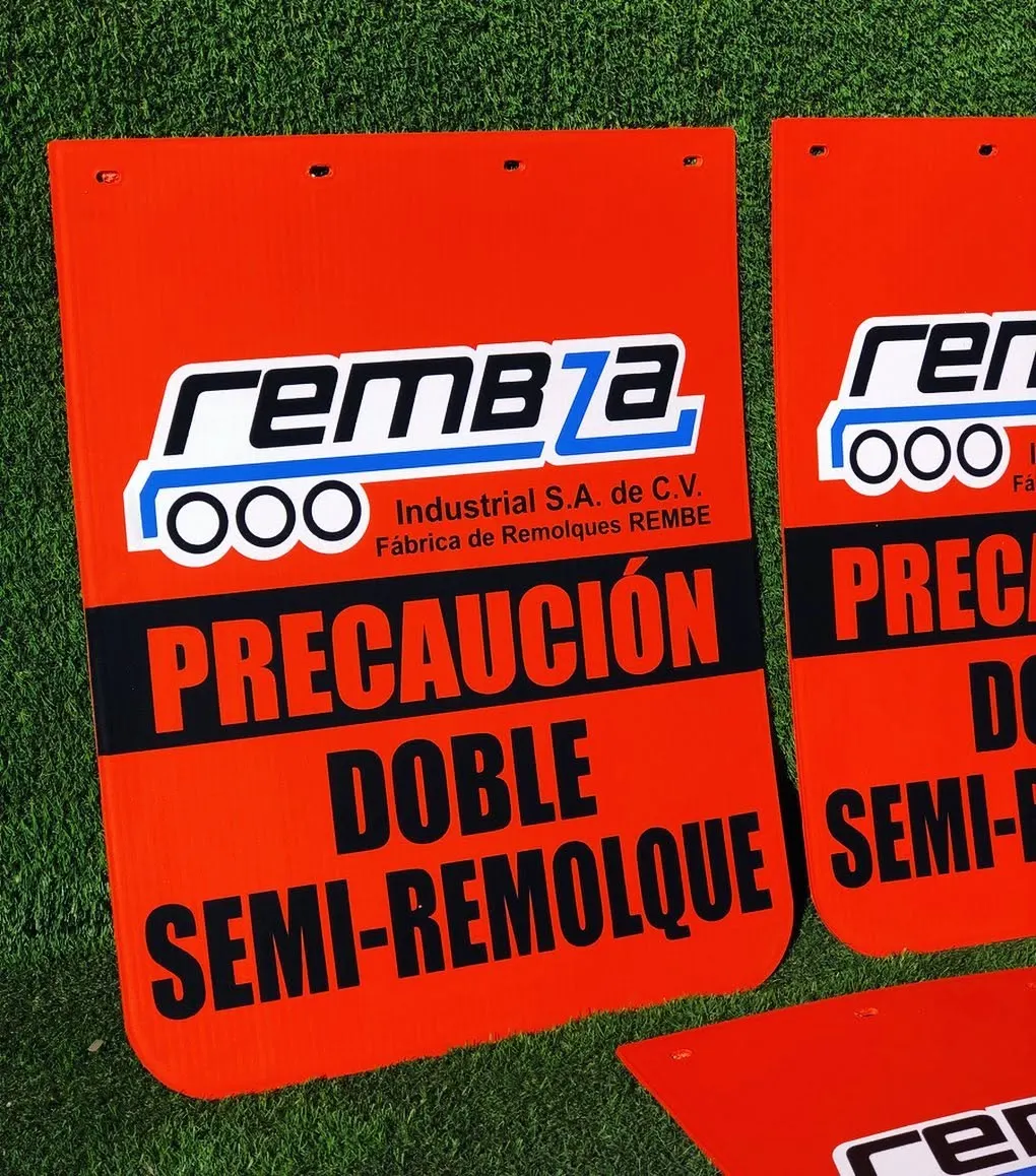 Loderas naranjas con logo y leyenda Precaución doble semirremolque