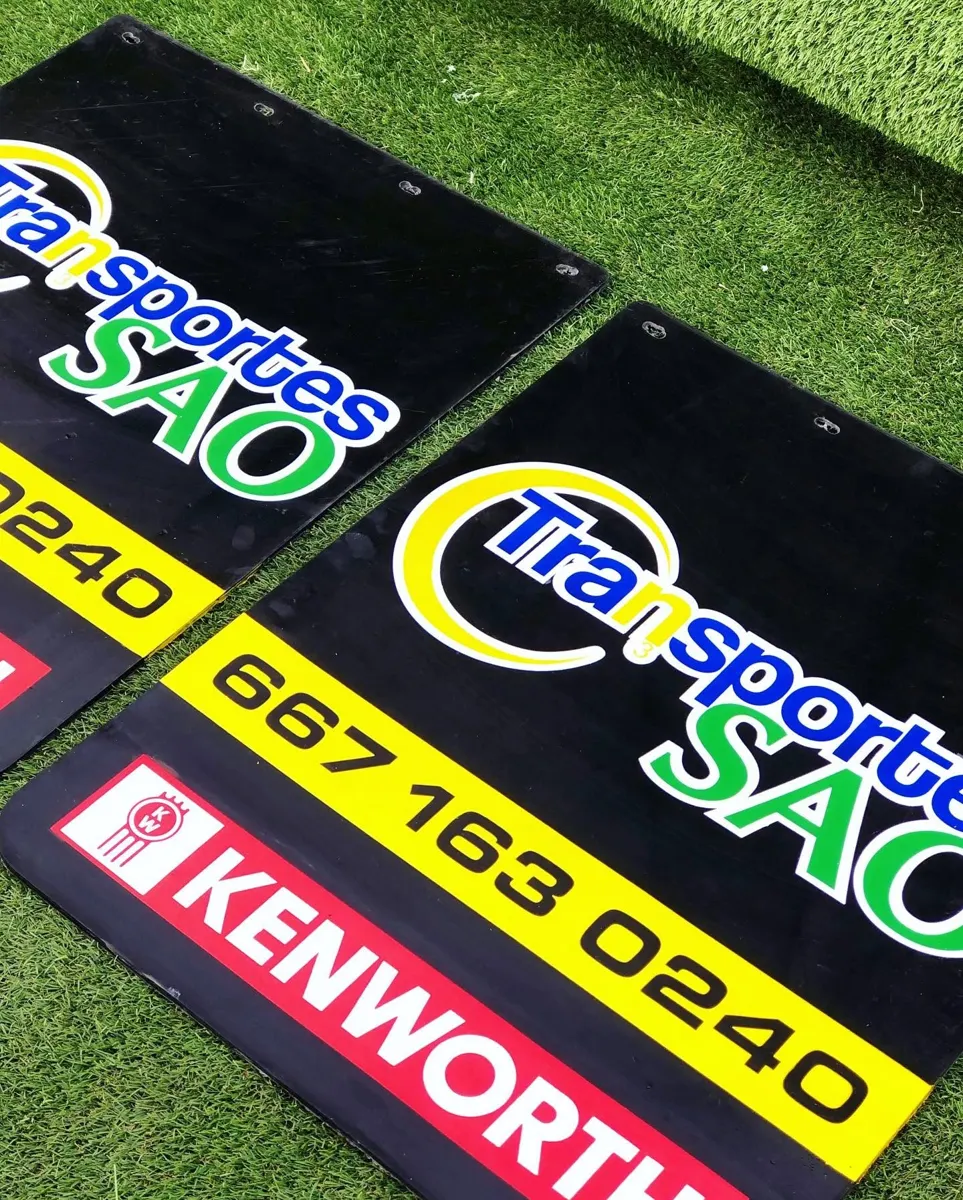 Loderas negras con franjas amarillas, logo y teléfono