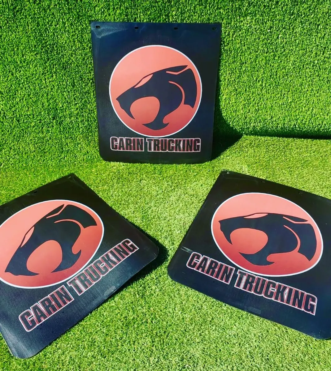 Loderas negras con logotipo circular de empresa trucking