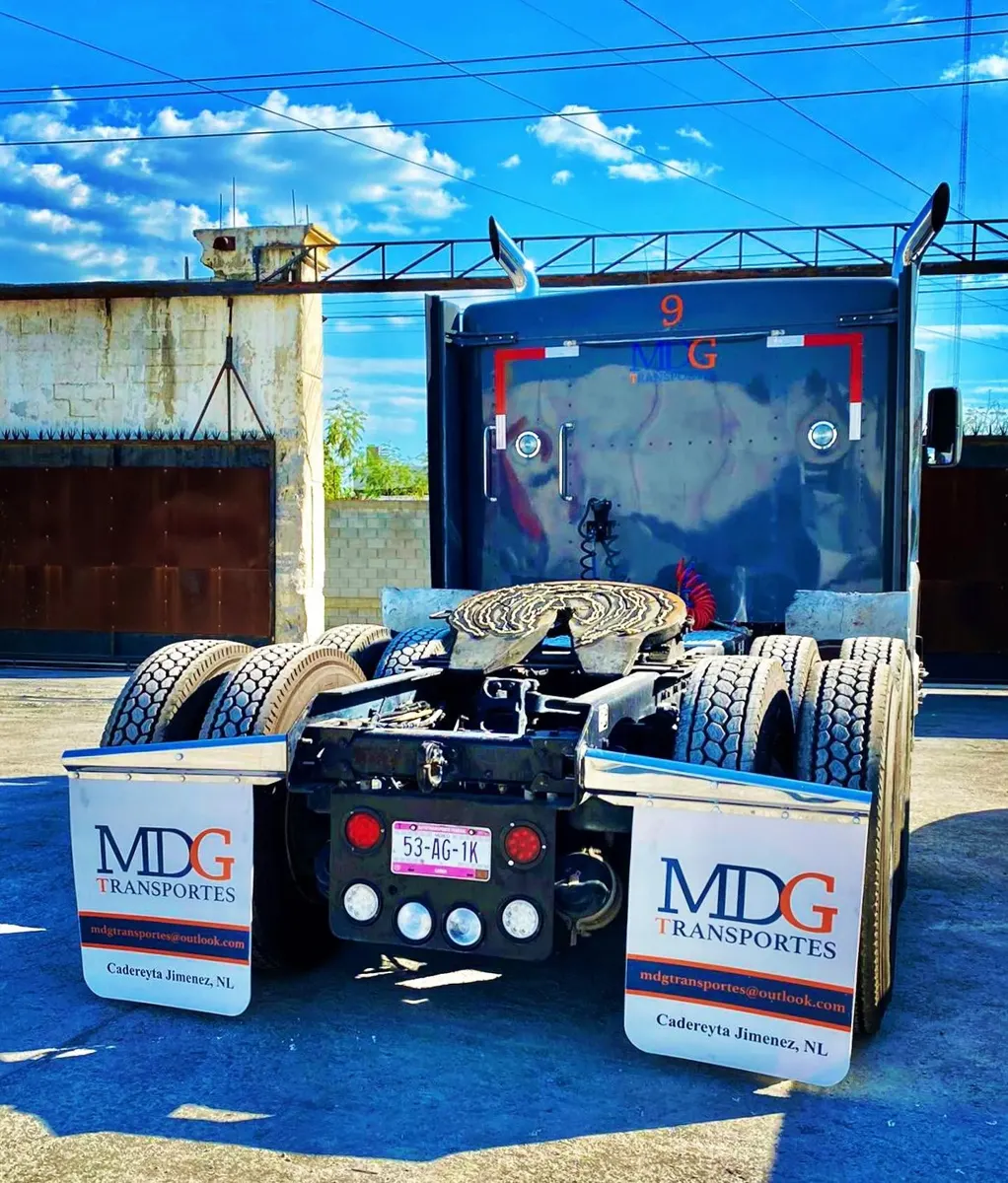 Tractocamión con loderas blancas personalizadas instaladas en ambos lados del eje trasero